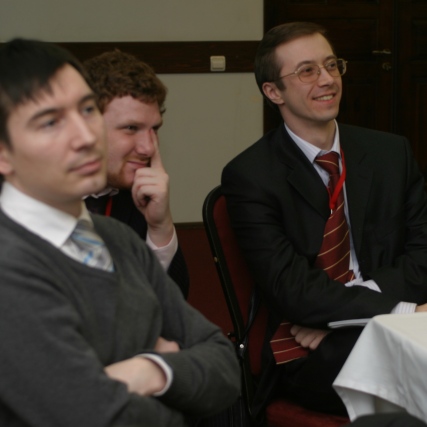 Игорь Беспальчук (справа) и Михаил Заборов (в центре). Некоторые конкретные примеры ИТ-решений для розницы вызывали живую реакцию слушателей.