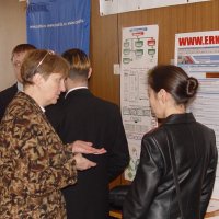 Ведущий специалист Татьяна ЛИСИНА (слева)        делится опытом внедрения ПТК «Радей»