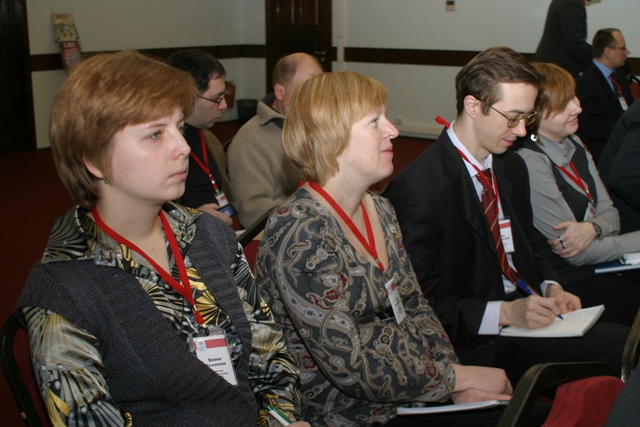 Слева направо в первом ряду: руководители проектов CustIS Елена Усенкова, Инга Акимова,         Игорь Беспальчук и аналитик Наталья Медведева.