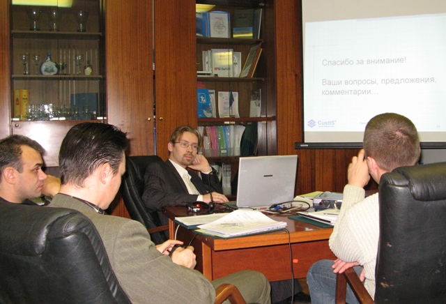 Руководитель отдела внедрения  Андрей Рябов (в центре) готовится отвечать на вопросы о расчете льгот.
