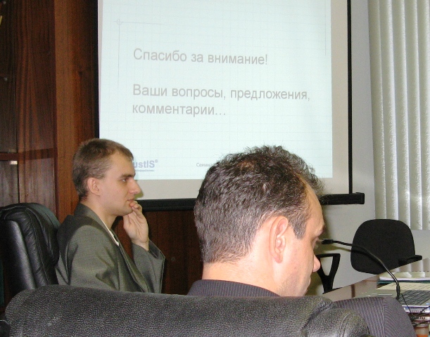Аналитик Никита Квитко (слева) готов отвечать на вопросы о возможностях решения «Паспортный стол».