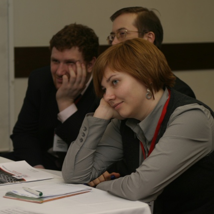 К концу дня слушатели уже устали, но фокус внимания сохраняют. Наталья Медведева (на переднем плане).