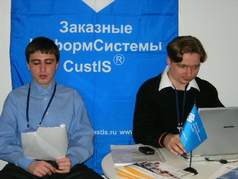 На стенде «Заказных ИнформСистем».  Руководитель отдела интеграционных решений Андрей Таранов (справа) и         аналитик Анвар Хусяинов (слева).